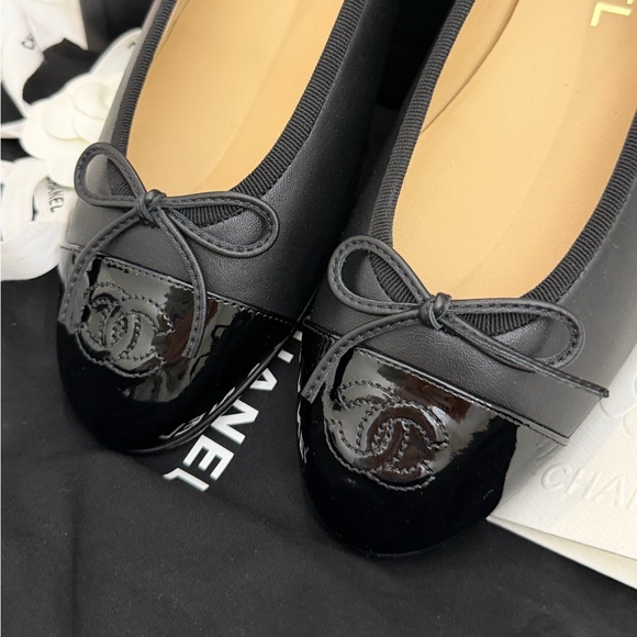 CHANEL Black Leather Patent Toe Ballet Flats 38 BNIB - Picture 2 of 14
